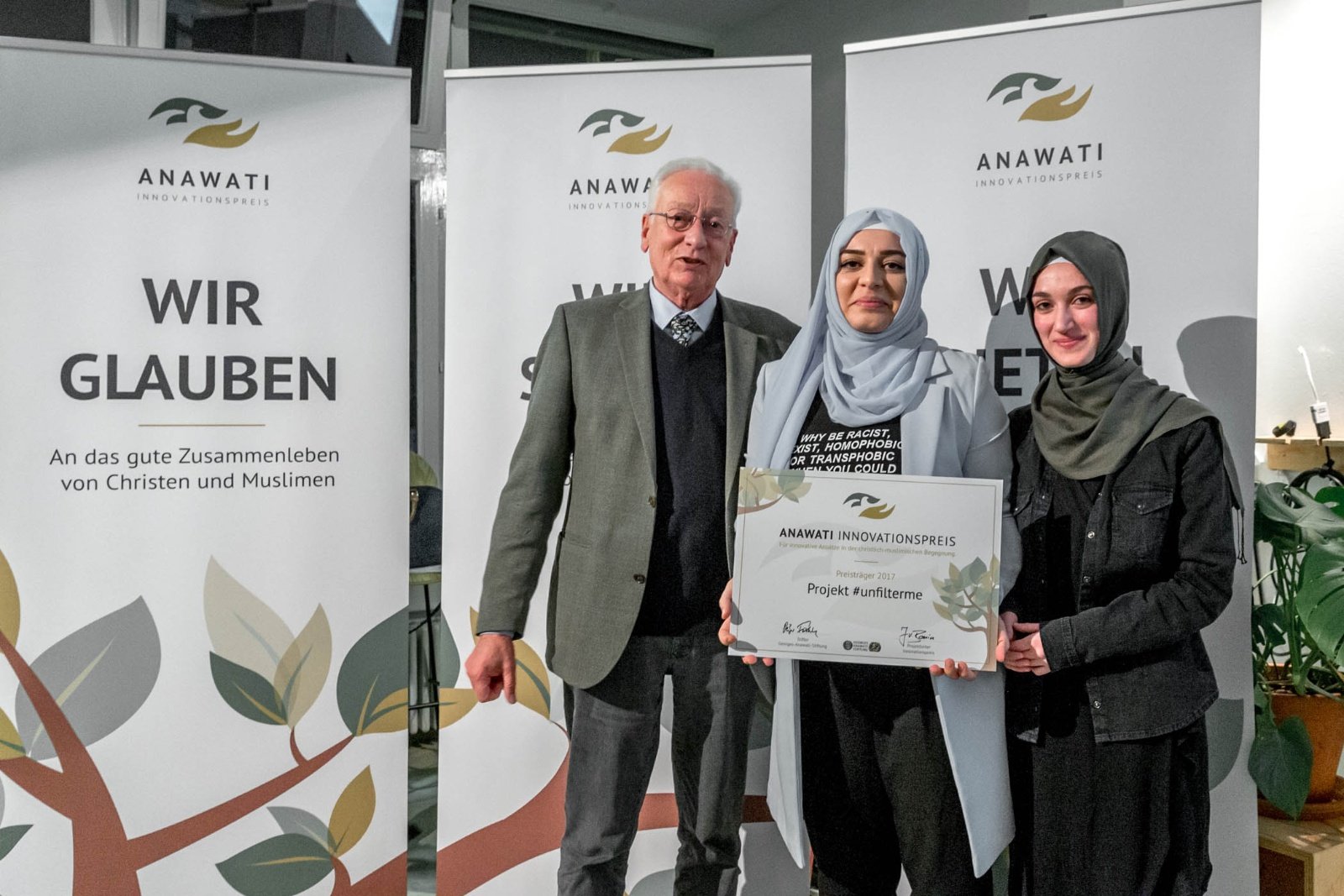 Die Preisträgerinnen Betül Demir und Sümeyye Peru und Dietger Freiherr v. Fürstenberg